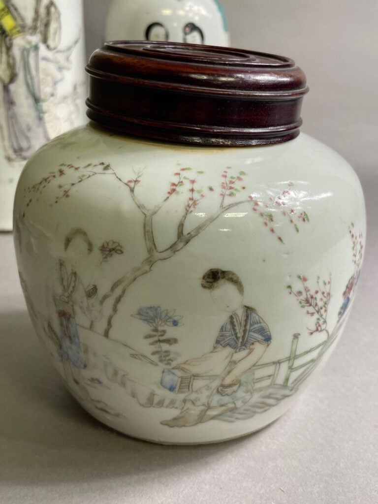 CHINE - Réunion de porcelaine comprenant : - - un vase rouleau à décor de perso…