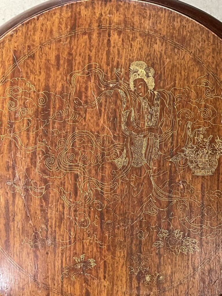 CHINE - Tabouret en bois à décor incrusté de laiton d'un déesse tenant un panie…