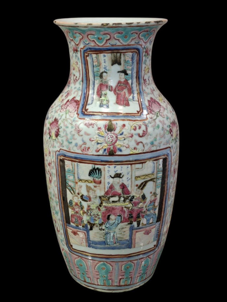 CHINE - Vase balustre en porcelaine et émaux de la famille rose à décor de scèn…