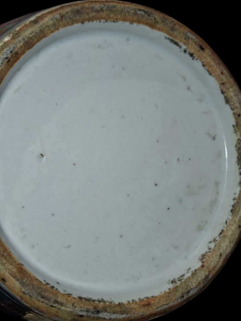 CHINE - Vase balustre en porcelaine et émaux de la famille rose à décor de scèn…
