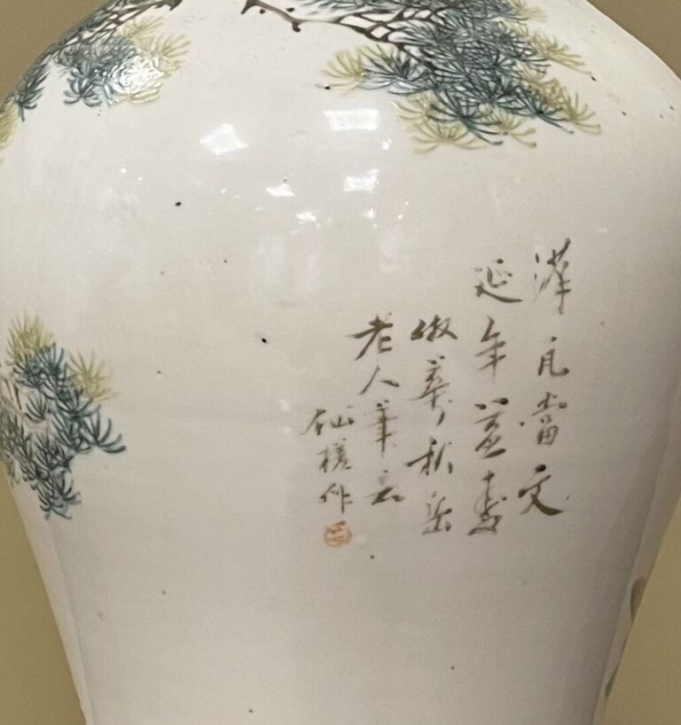 CHINE - Vase balustre en porcelaine et émaux de la famille verte à décor de gru…