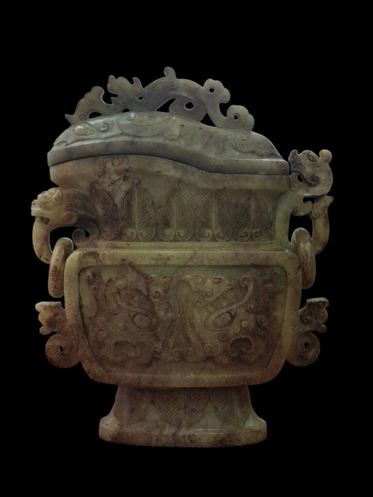 CHINE - Vase couvert en pierre verte à décor archaïsant - H 41 cm