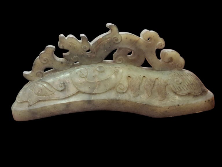 CHINE - Vase couvert en pierre verte à décor archaïsant - H 41 cm