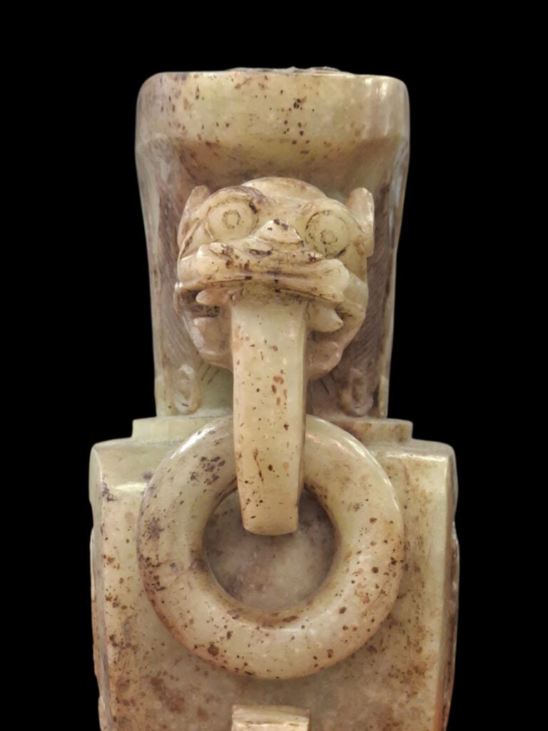 CHINE - Vase couvert en pierre verte à décor archaïsant - H 41 cm