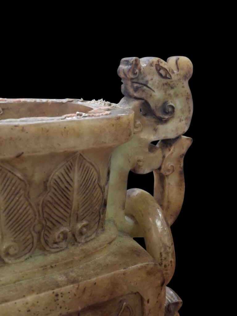 CHINE - Vase couvert en pierre verte à décor archaïsant - H 41 cm