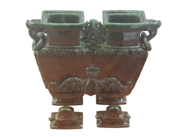 CHINE - Vase double en serpentine de forme Hu tenu par phénix, panse plate, scu…