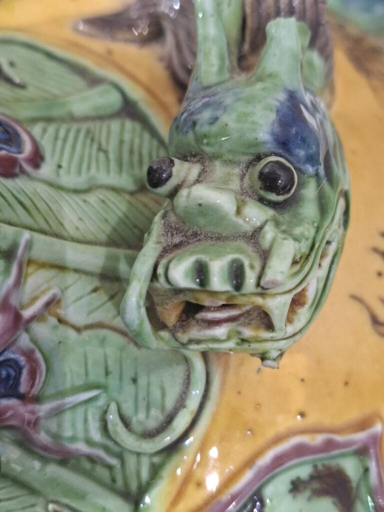 CHINE - Vase piriforme en porcelaine émaillée à décor de dragon en relief et ru…