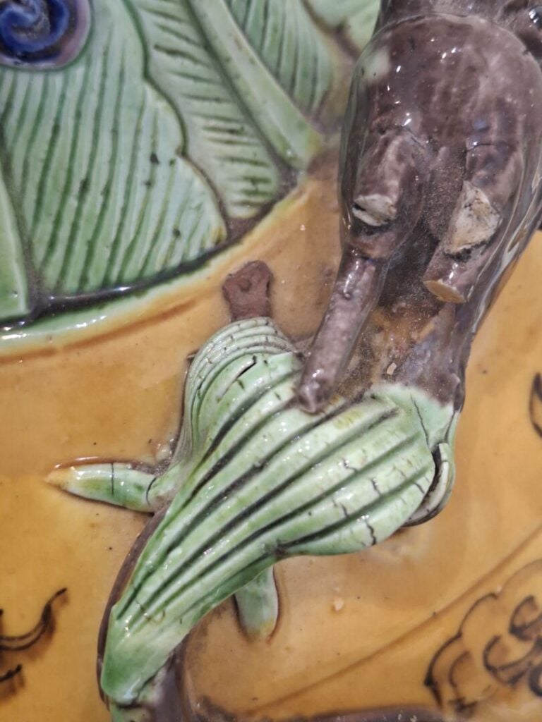 CHINE - Vase piriforme en porcelaine émaillée à décor de dragon en relief et ru…