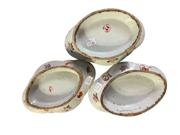 Chine, vers 1880 - Ensemble de trois raviers en porcelaine et émaux de la famil…