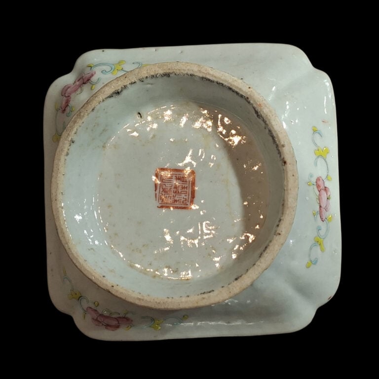 CHINE, vers 1880 - Paire de raviers sur pied en porcelaine et émaux de la famil…