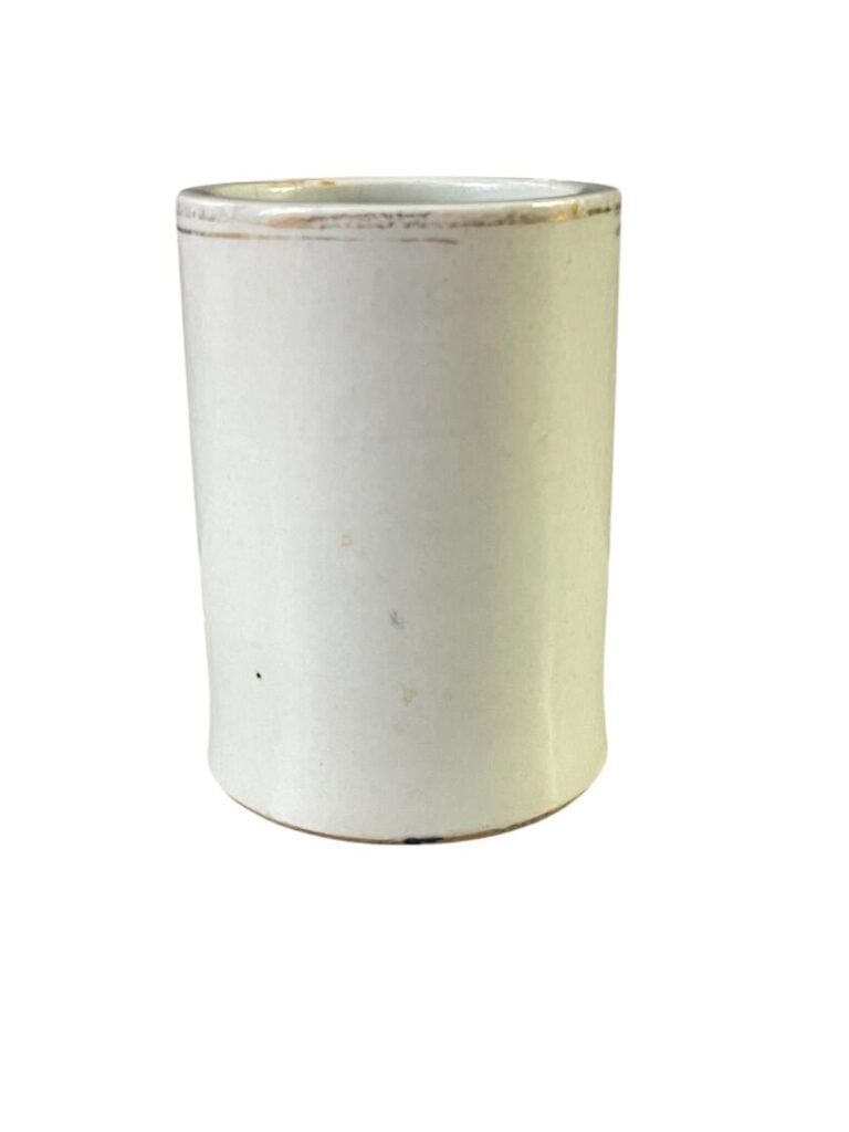 CHINE vers 1900-1920 - Porte pinceau en porcelaine, à décor d'objets mobiliers…