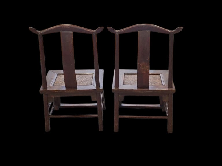 CHINE, vers 1900 - Paire de chaises chinoises en bois d'orme (Jumu), dossier en…