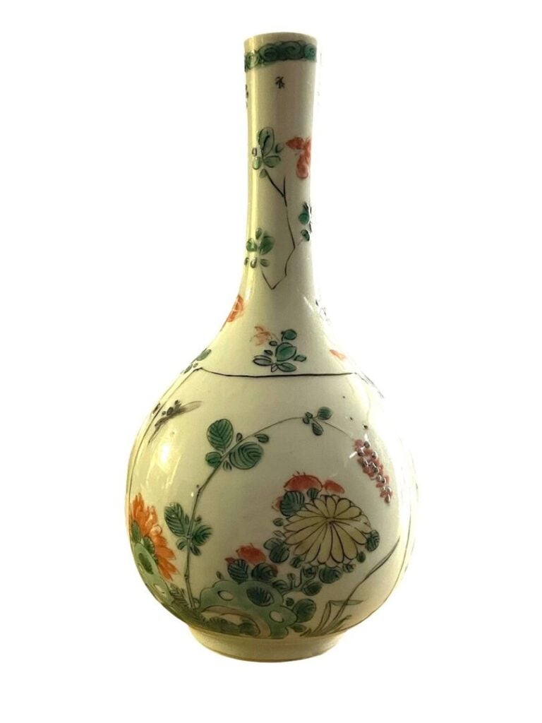 CHINE, vers 1900 - Petit vase pansu à long col, à décor d'objets mobiliers - H.…