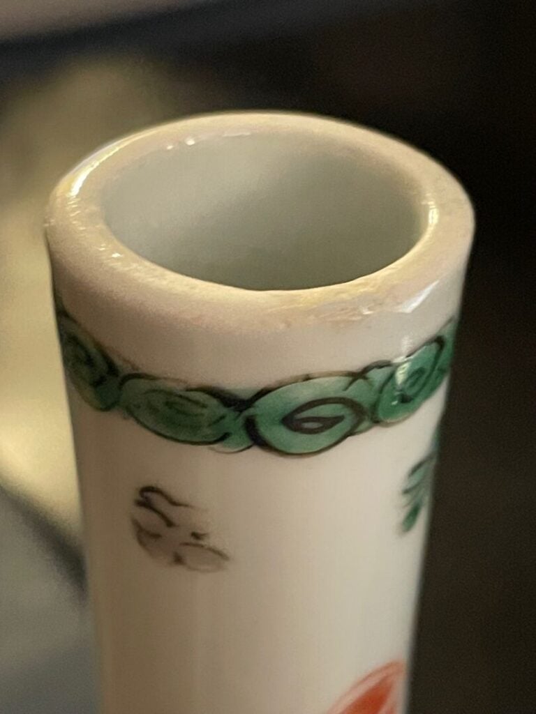 CHINE, vers 1900 - Petit vase pansu à long col, à décor d'objets mobiliers - H.…
