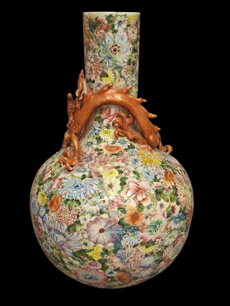 CHINE, vers 1900 - Vase bouteille en porcelaine et émaux de style famille rose,…