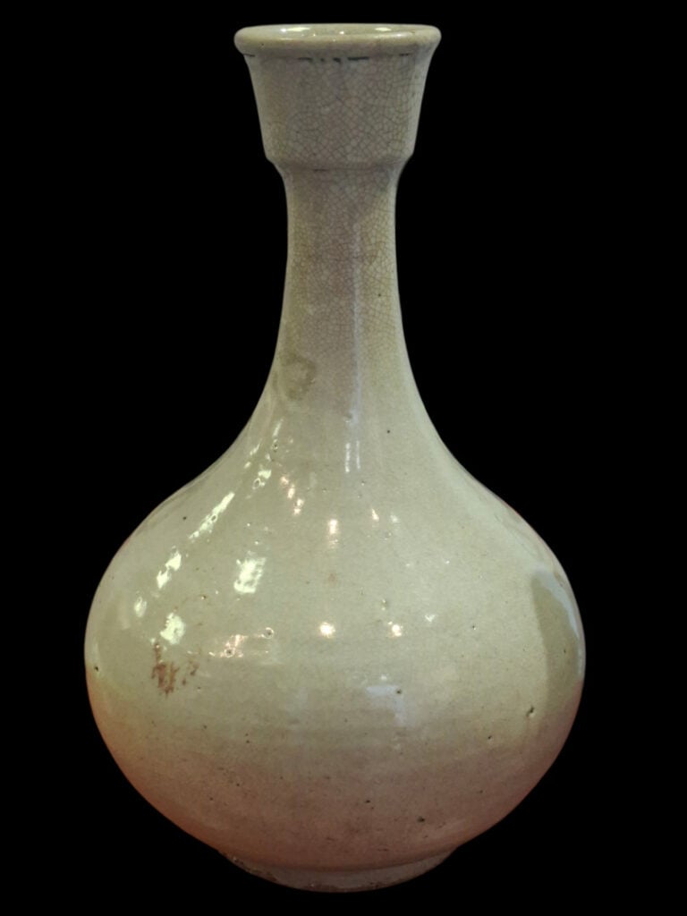 CHINE, vers 1900 - Vase pansu au long col - Porcelaine en émail craquelé beige…