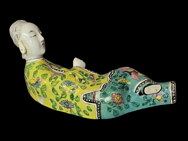 CHINE, vers 1920 - Sujet en biscuit et émaux de style famille rose, représentan…