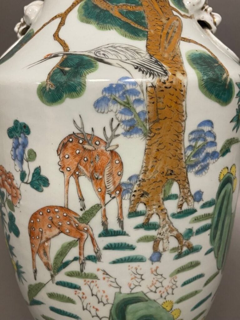 CHINE, vers 1920 - Vase de forme balustre en porcelaine de style famille rose à…
