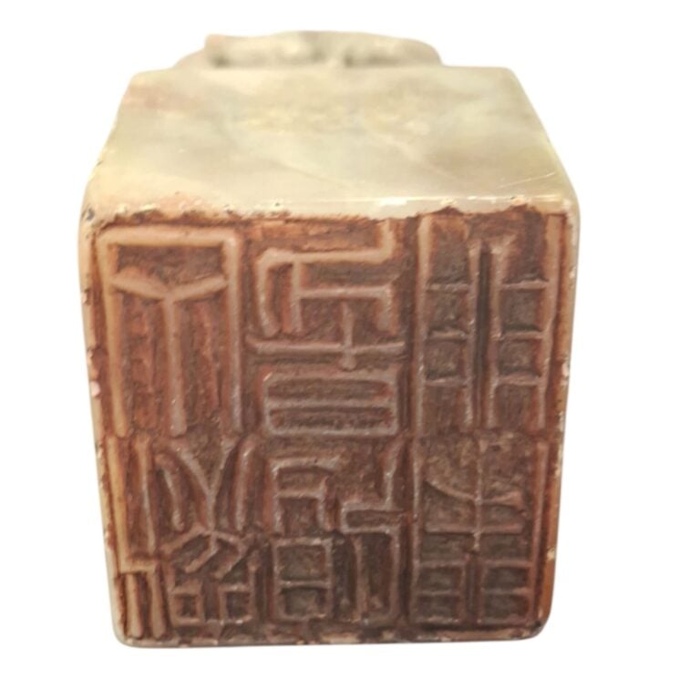 CHINE, vers 1930 - Sceau en stéatite beige, sceau de peintre, surmonté d'un dra…