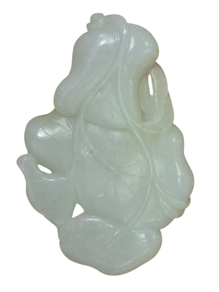 CHINE XIXe - Godet de peintre en jade céladon, reprenant la forme de fruits et…