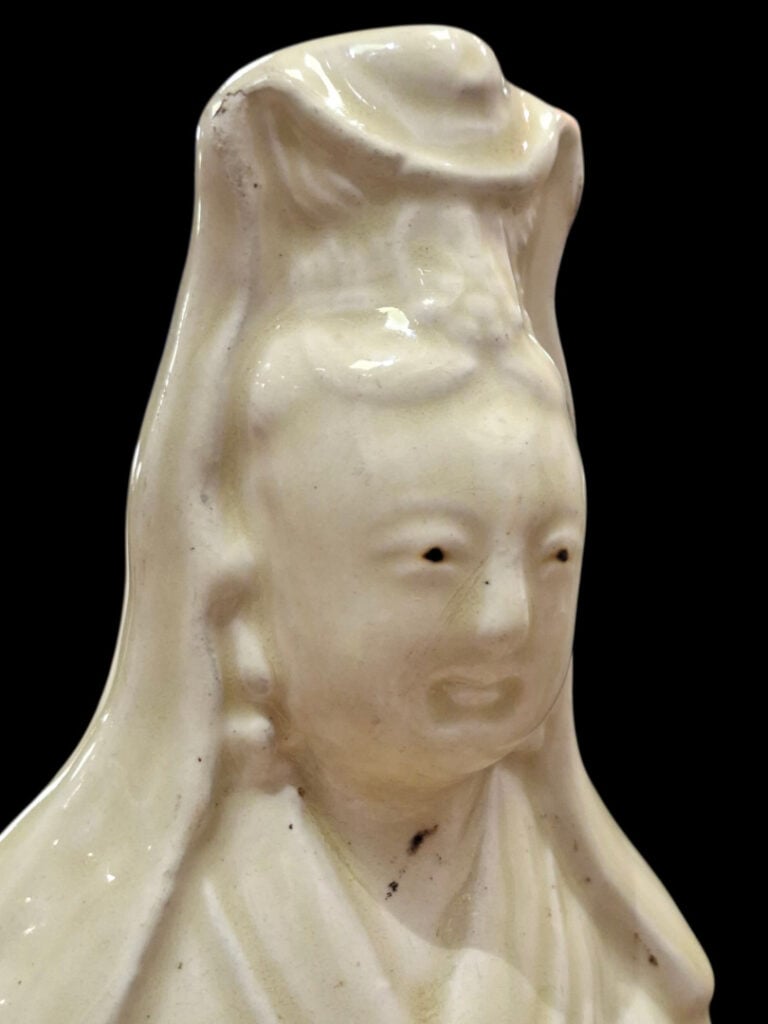 Chine, XIXe - Statuette en porcelaine blanche de Chine, représentant une Guanyi…