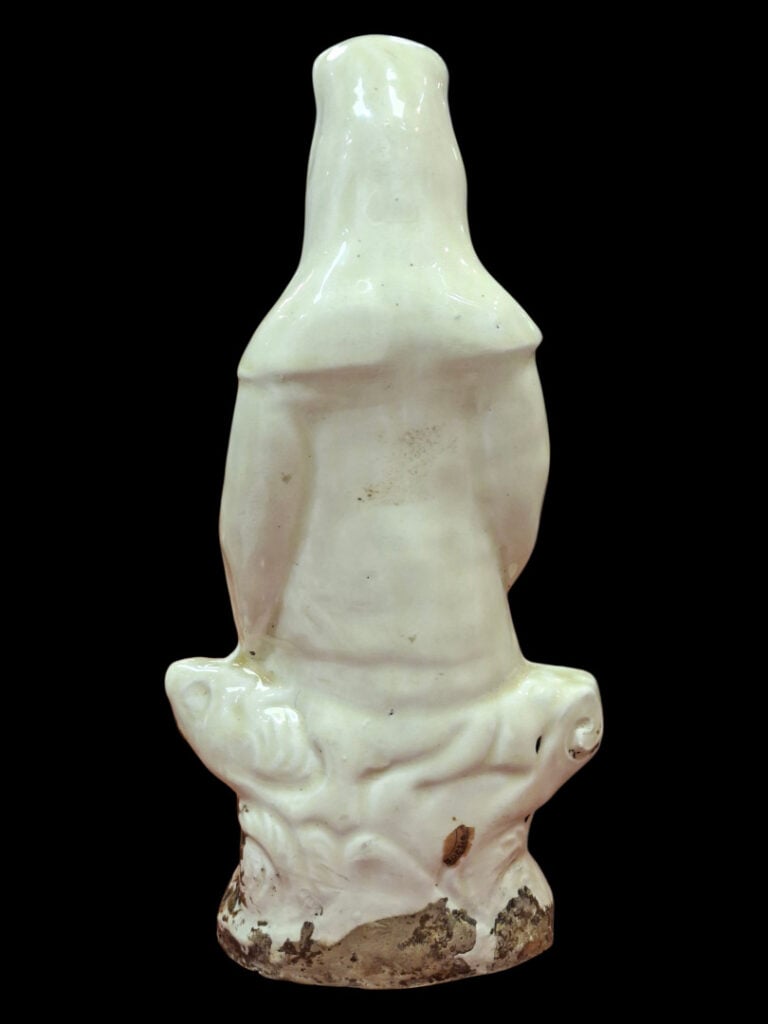 Chine, XIXe - Statuette en porcelaine blanche de Chine, représentant une Guanyi…