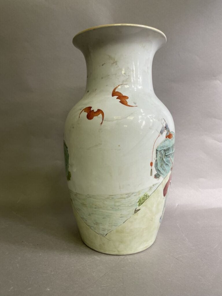 CHINE, XIXe - Vase balustre en porcelaine de la famille rose à décor des 3 étoi…