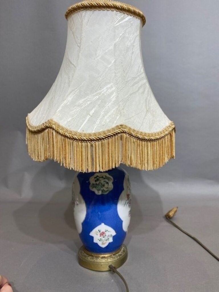CHINE, XIXe - Vase balustre en porcelaine polychrome , à décor dans le goût de…