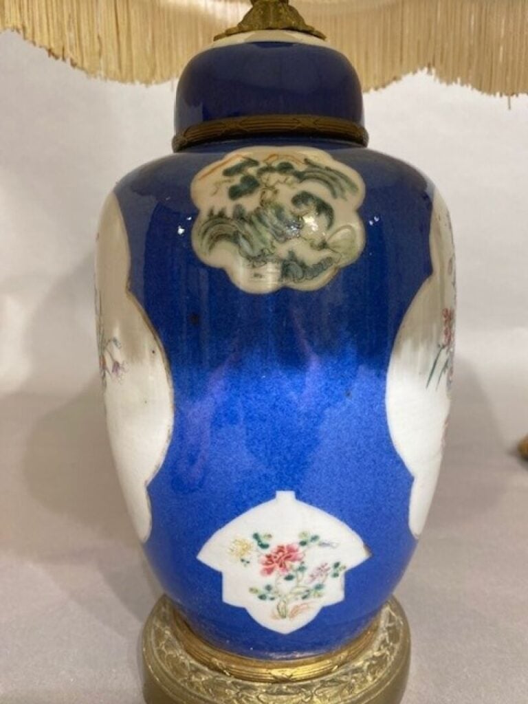 CHINE, XIXe - Vase balustre en porcelaine polychrome , à décor dans le goût de…