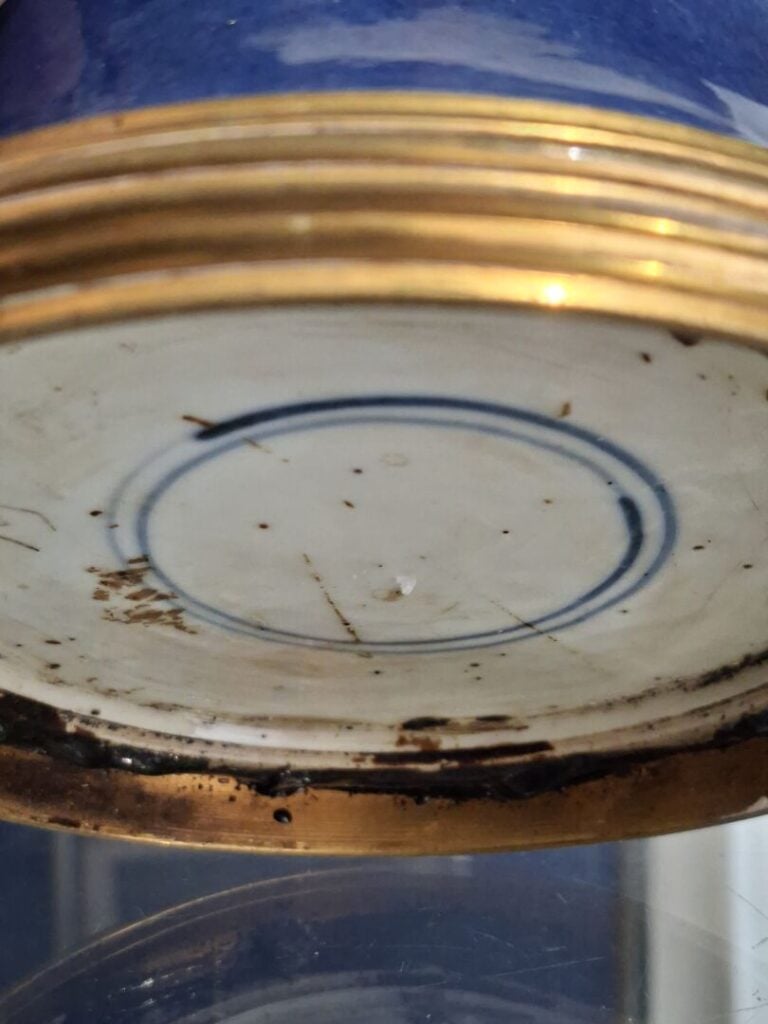 CHINE, XIXe - Vase en porcelaine émaillée bleu-blanc à décor en médaillon de le…