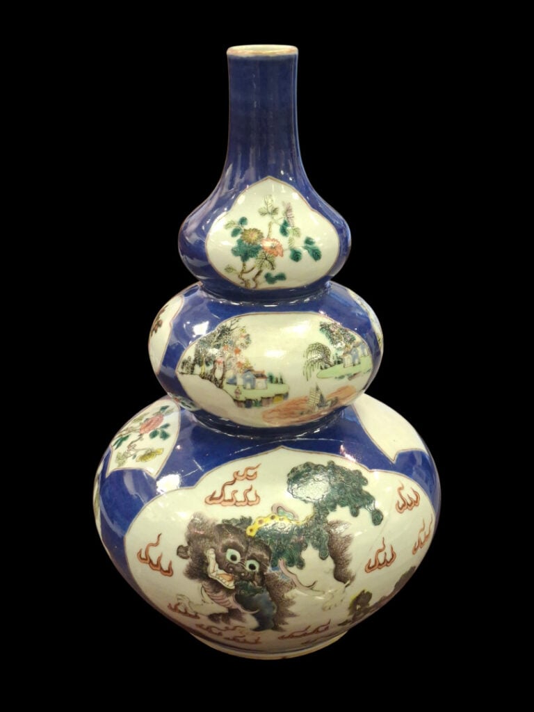 CHINE, XIXe - Vase triple gourde - Fond bleu décor en médaillons d'animaux fant…