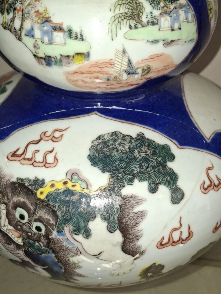 CHINE, XIXe - Vase triple gourde - Fond bleu décor en médaillons d'animaux fant…