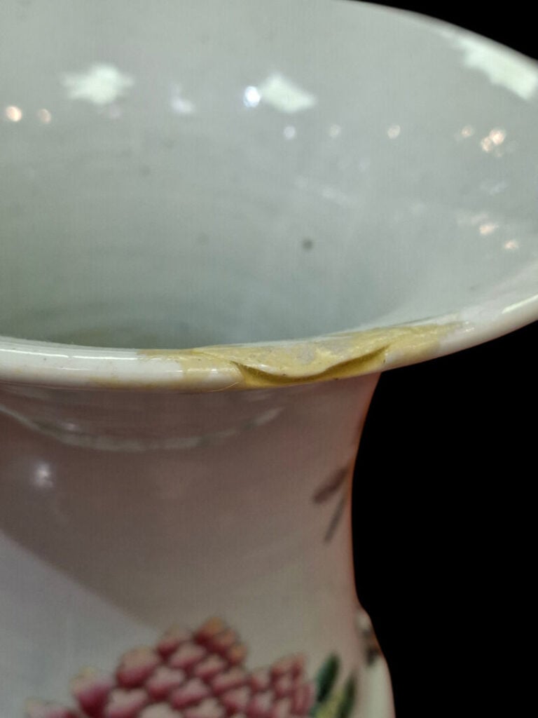 CHINE, XIXe - Vase Yen Yen en porcelaine et émaux de la famille rose - Décor de…