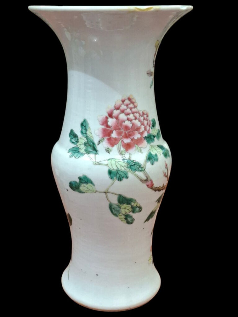 CHINE, XIXe - Vase Yen Yen en porcelaine et émaux de la famille rose - Décor de…