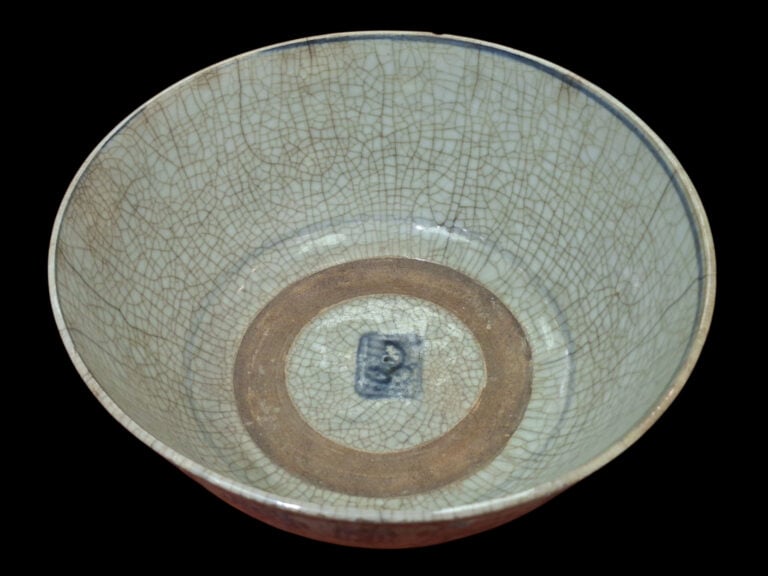 CHINE, XVIIIe, Swatow - Coupe en grès porcelaineux pour export destiné au Sud -…