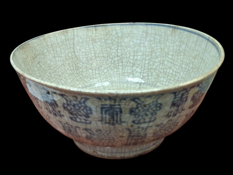 CHINE, XVIIIe, Swatow - Coupe en grès porcelaineux pour export destiné au Sud -…