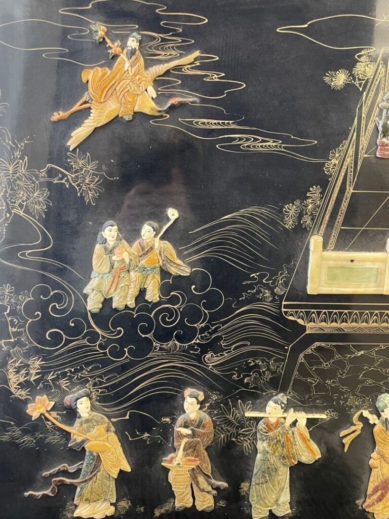 CHINE XXe - Panneau de bois laqué avec appliques en os et pierres dures, à déco…