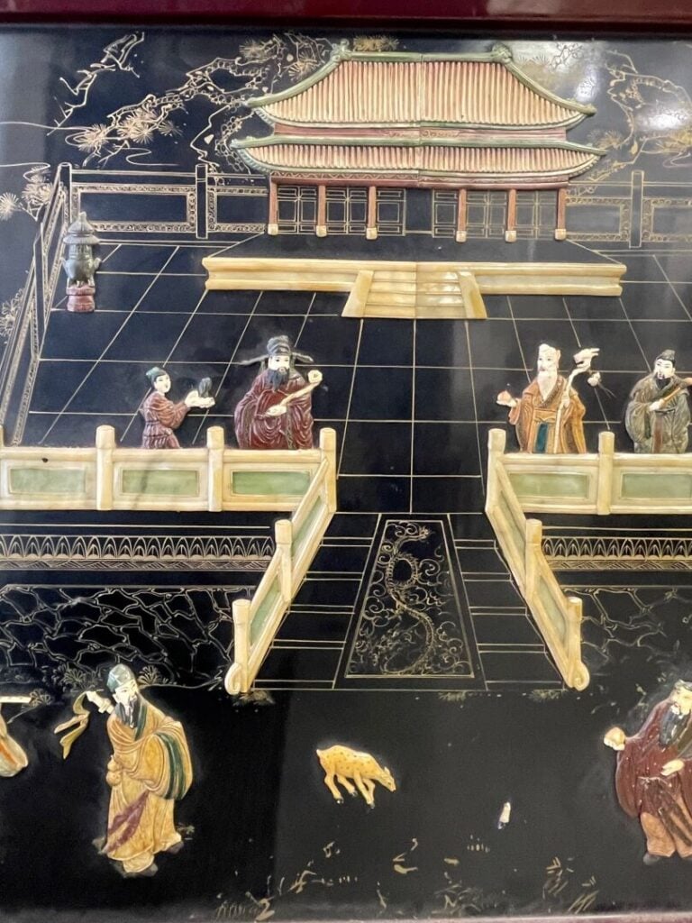 CHINE XXe - Panneau de bois laqué avec appliques en os et pierres dures, à déco…