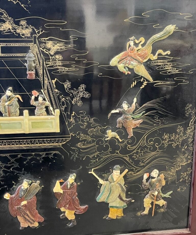 CHINE XXe - Panneau de bois laqué avec appliques en os et pierres dures, à déco…