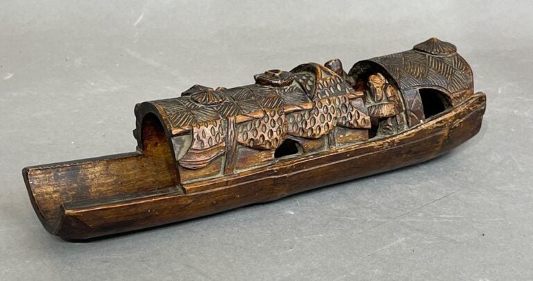 CHINE, XXe, vers 1920 - Jonque en bois sculpté à motifs de rameurs - L. 24 cm