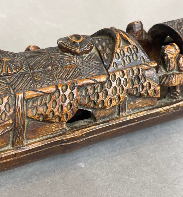 CHINE, XXe, vers 1920 - Jonque en bois sculpté à motifs de rameurs - L. 24 cm