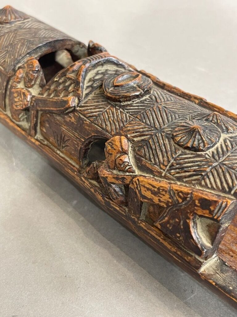 CHINE, XXe, vers 1920 - Jonque en bois sculpté à motifs de rameurs - L. 24 cm