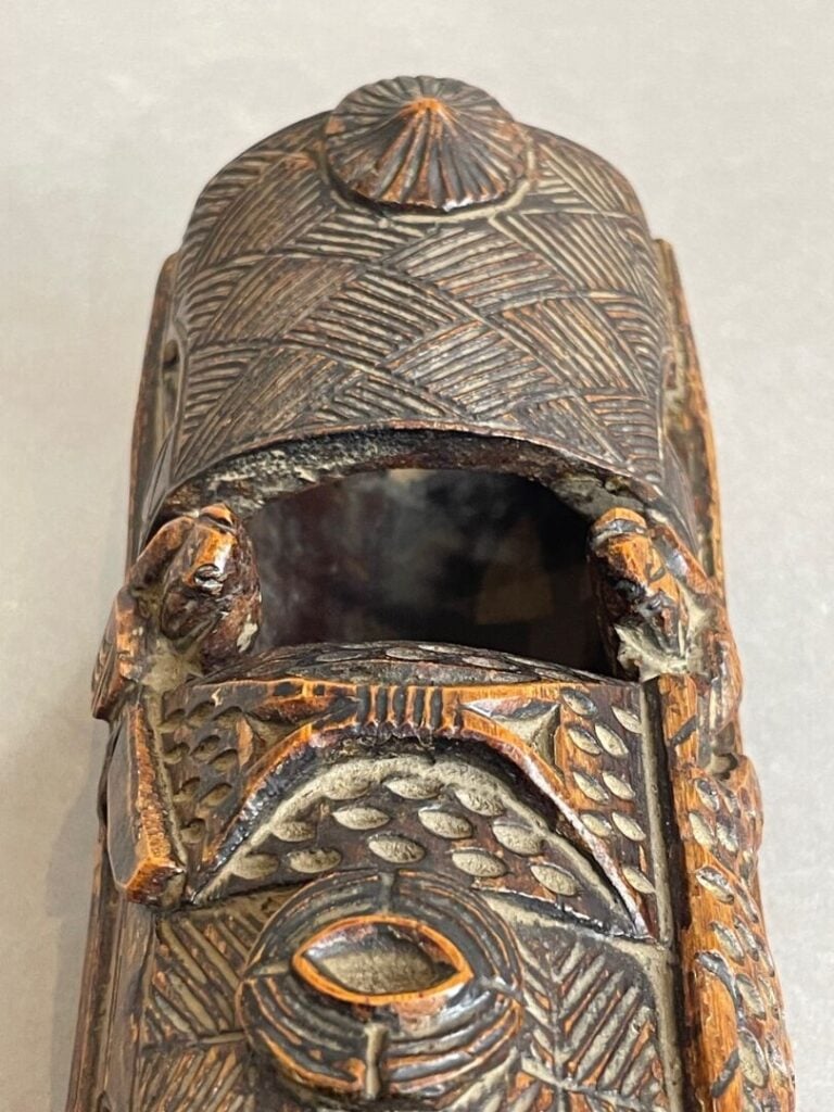 CHINE, XXe, vers 1920 - Jonque en bois sculpté à motifs de rameurs - L. 24 cm