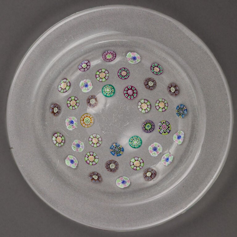 Clichy Appert. Petite assiette en verre à décor de semis de bonbons polychromes…