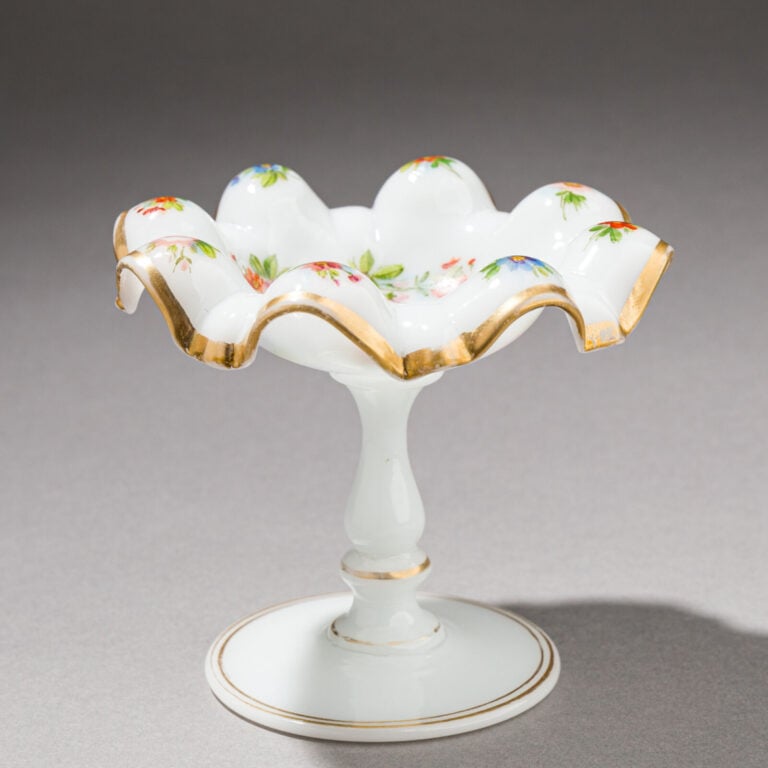 Coupe baguier sur jambe balustre et bord godronné, en opaline de cristal blanch…