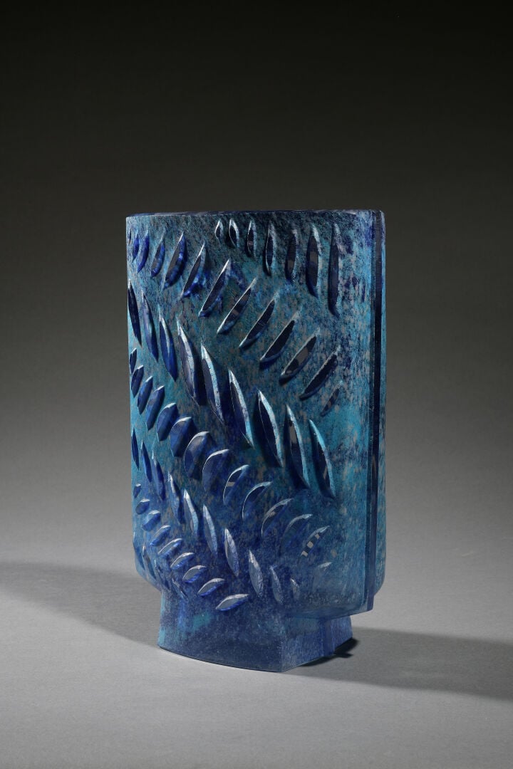 DAUM France - Vase "Rythmes" en cristal épais bleu translucide orné d'une frise…