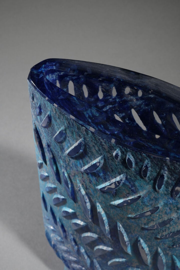 DAUM France - Vase "Rythmes" en cristal épais bleu translucide orné d'une frise…