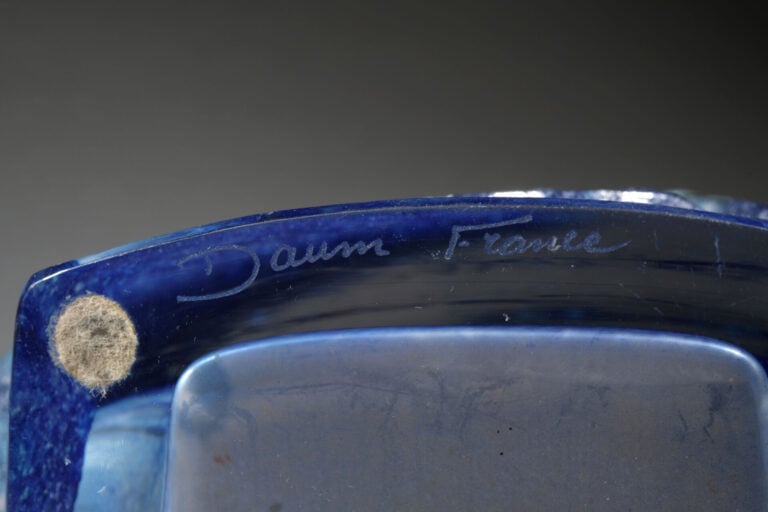 DAUM France - Vase "Rythmes" en cristal épais bleu translucide orné d'une frise…