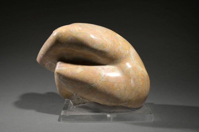 Ecole du XXe siècle - Femme recroquevillée - Sculpture en marbre veiné - Socle…