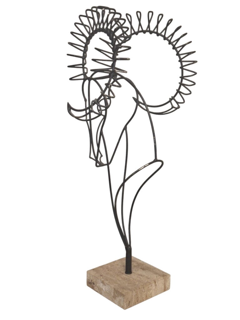 École du XXe siècle - Tête de bélier - Sculpture en métal patiné posant sur un…